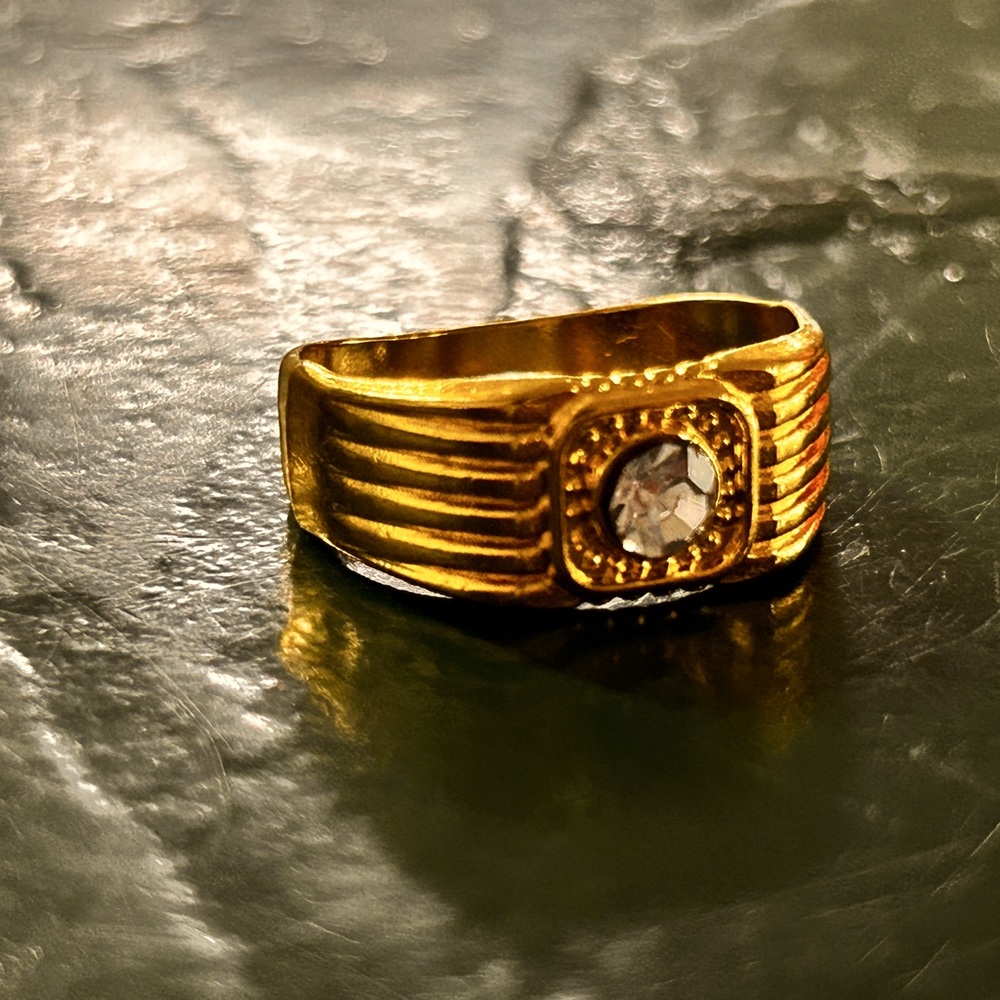 Size 7 Singular Stud Square Style Ring